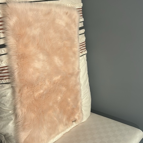 UGG Rug 41”x27” - Picture 2 of 4